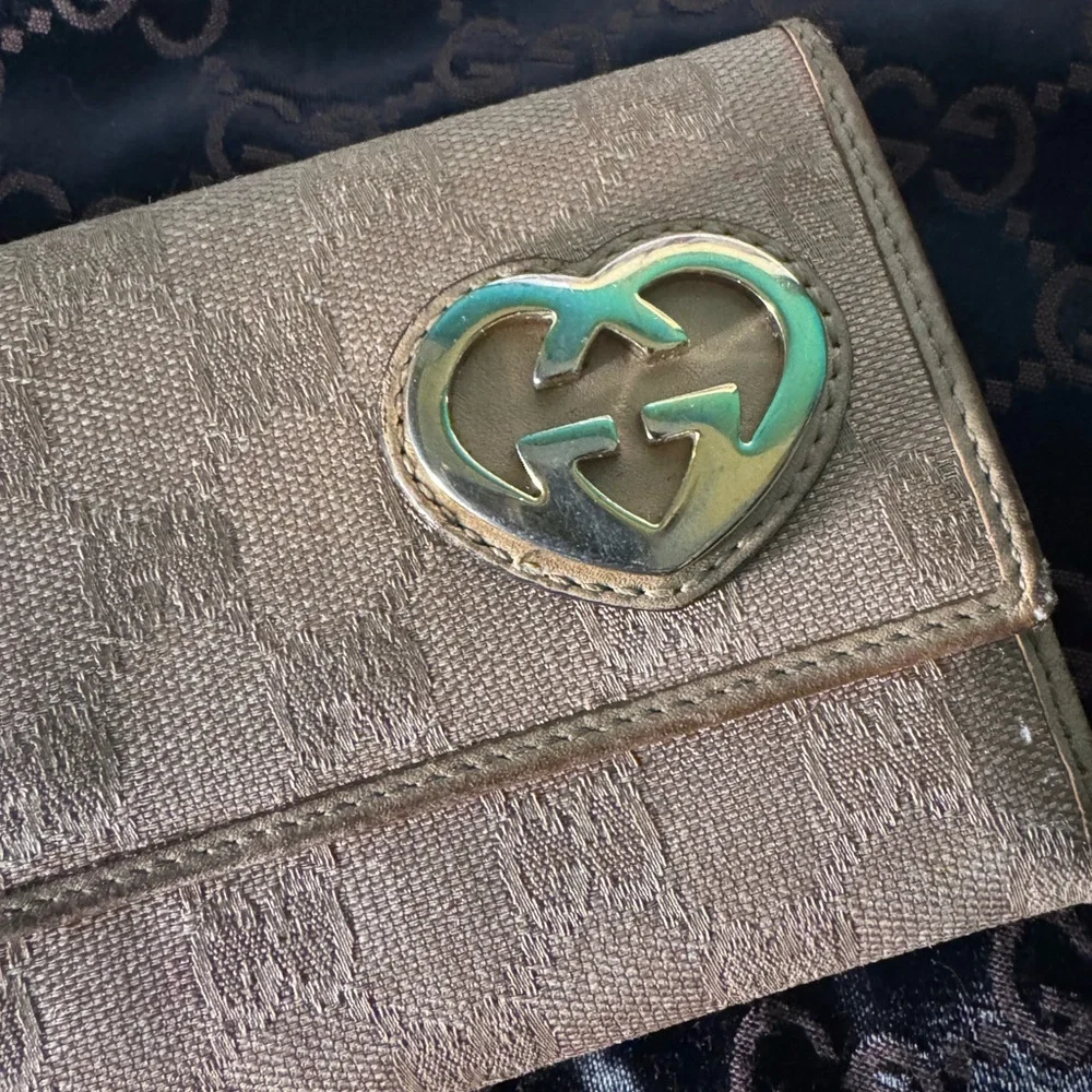 Gucci Shimmer Lovely Heart Wallet Pre-Loved - Picture 8 of 13